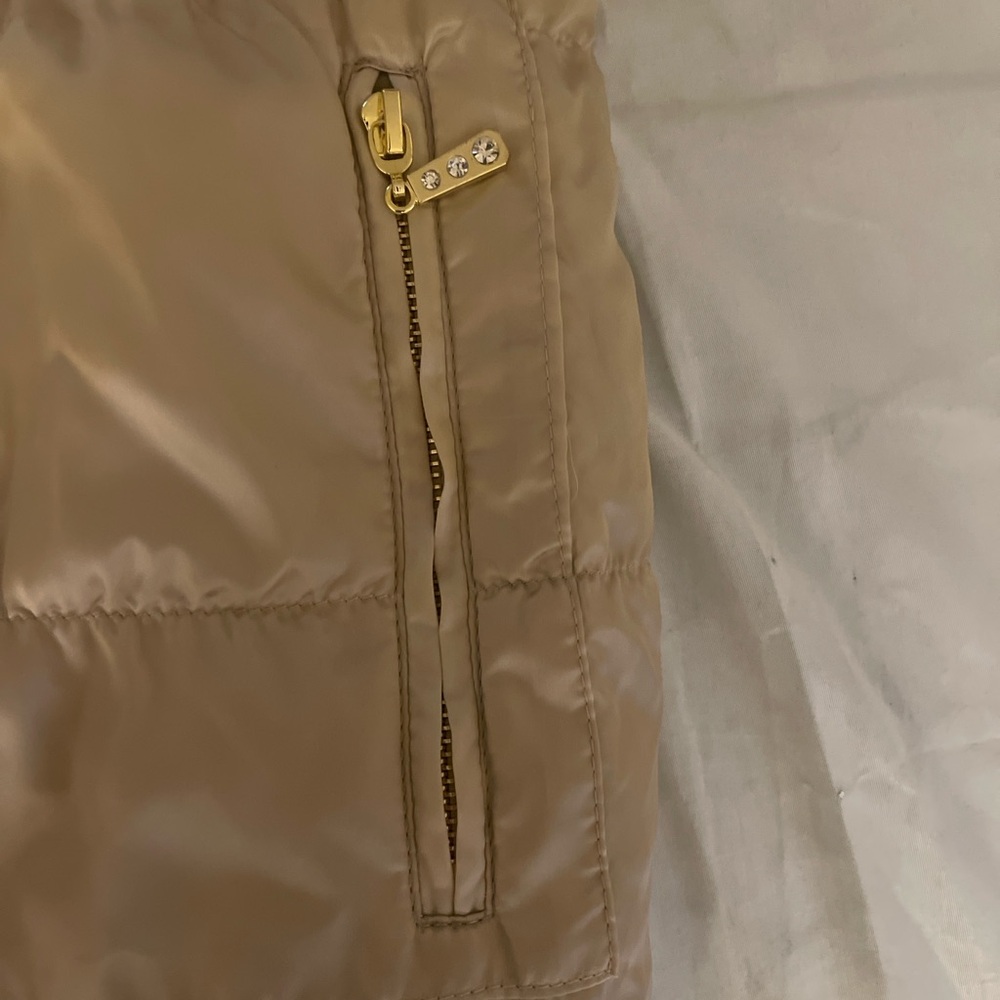 Womens Beige Puffer Vest Faux Fur Trim Knit Back Quilted Gold Zip Size XL - Picture 7 of 8